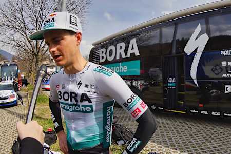 Toni Palzer gibt ein Interview vor dem Team-Bus.