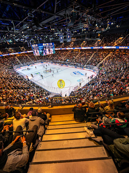 Weitwinkel-Aufnahme von ausverkauften SAP Garden beim Eröffnungsspiel zwischen Red Bull München und den Buffalo Sabres.