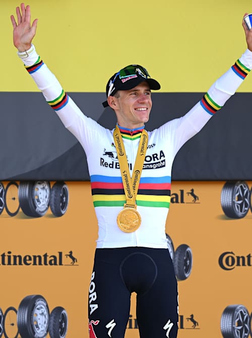 Der Belgier Remco Evenepoel vom Team Red Bull – BORA – hansgrohe feiert auf dem Podium als Etappensieger bei der 113. Tour de France 2026.