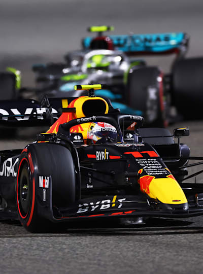 Sergio Perez, du Mexique, devance Lewis Hamilton, lors du Grand Prix de Formule 1 de Bahreïn, au Circuit international de Bahreïn, le 20 mars 2022.
