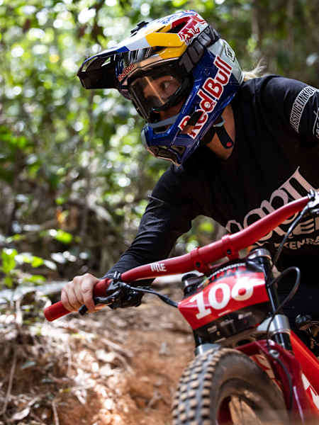 Harriet Burbidge-Smith durante l'allenamento di Downhill al Crankworx di Cairns, Australia. 