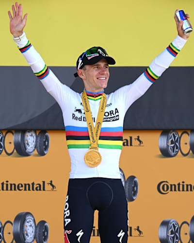 Remco Evenepoel świętuje zwycięstwo w 16. etapie dla drużyny Red Bull – BORA – hansgrohe na podium Tour de France 2026 w Thonon-les-Bains we Francji
