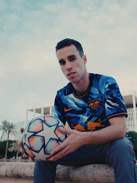 Freestyler Javi Freestyle outside Valencia's Palau de la Música.