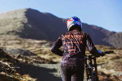 L'Anglais Gee Atherton a déménagé au Pays de Galles en Angleterre au début de sa carrière en VTT.