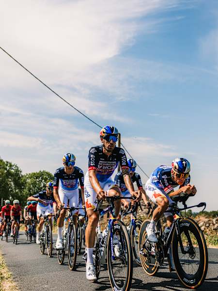 Les coureurs de Red Bull – BORA – hansgrohe effectuent une sortie de récupération pendant le Tour de France 2026.