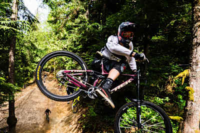 Brandon Semenuk réalise un whip en Mountain Bike.