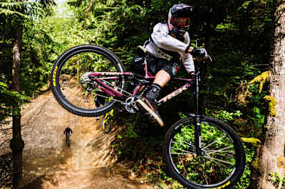 Brandon Semenuk réalise un whip en Mountain Bike.