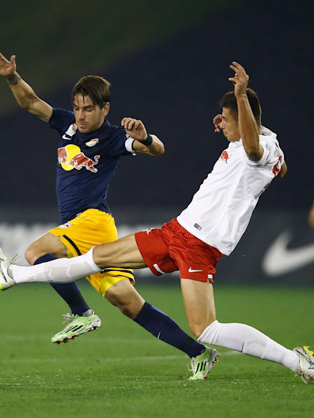 Jonatan Soriano (RBS) y Matt Miazga (RB Leipzig) en 2015.
