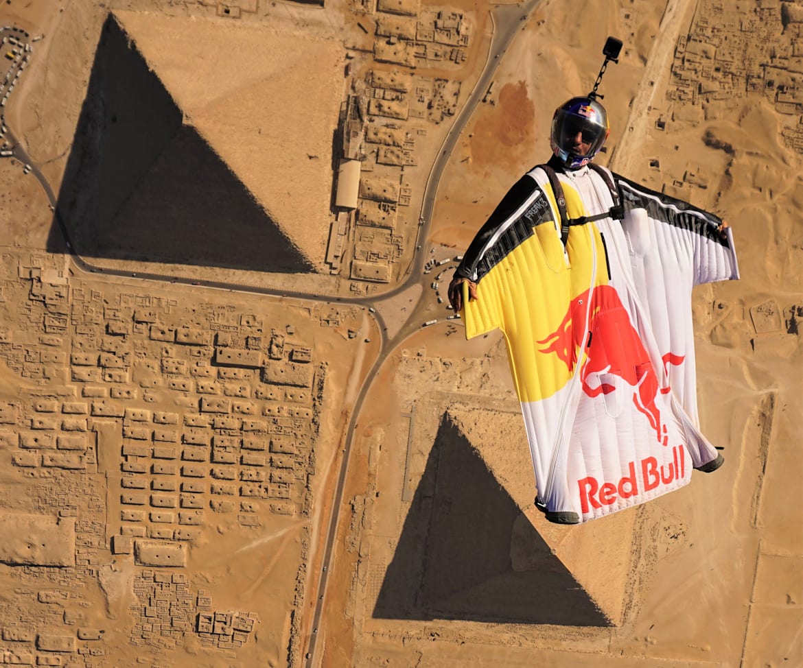 Ο Fred Fugen πετώντας πάνω από τις πυραμίδες της Γκίζας στην Αίγυπτο, στις 4 Νοεμβρίου 2021.