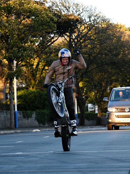 Dougie's Wheelie con Dougie Lampkin.