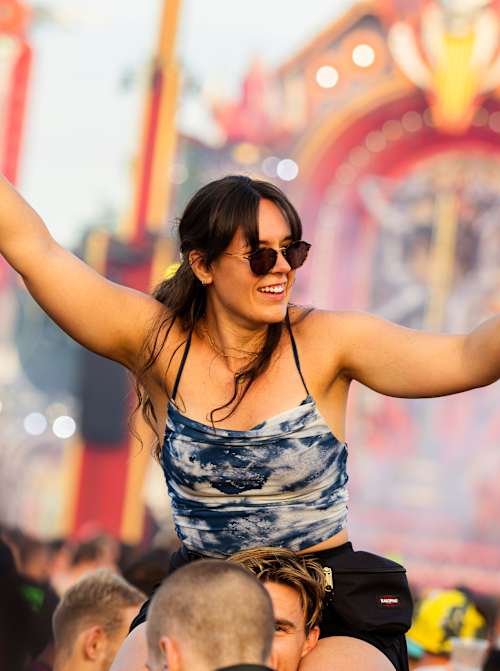 Festivalbesucherin trinkt ein Red Bull beim Defqon.1 in Biddinghuizen, Niederlande, am 27. Juni 2025.