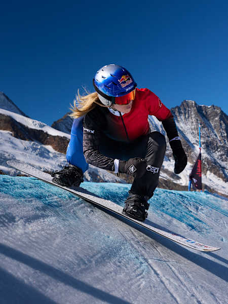 Eva Adamczyková sjíždí sjezdovku ve švýcarském Saas Fee 12. října 2025.