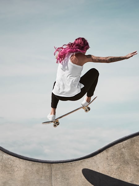 Leticia Bufoni patina durante una filmación para el Red Bulletin en Venice, California, el 3 de abril de 2019.
