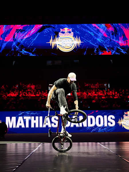 Matthias Dandois réalise une figure en BMX lors du Red Bull Bassline.
