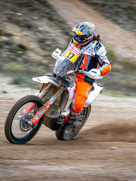 Una foto de acción de la piloto española de rally raid Laia Sanz.