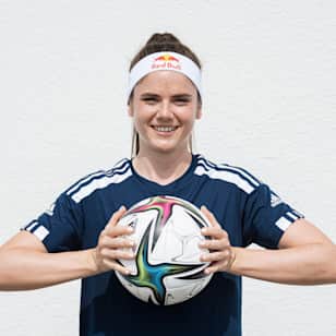 Sarah Zadrazil posiert für ein Porträt mit einm Fußball in München, Deutschlang, am 30. Juli 2021.