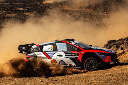 Sébastien Ogier a remporté un neuvième titre de champion du monde WRC au Rallye d'Arabie Saoudite 2025 et rejoint Sébastien Loeb au sommet de l’histoire du championnat du monde. 