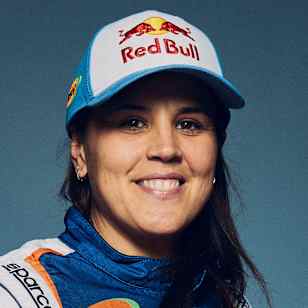 Laia Sanz, atleta de Red Bull, posa con ropa de competición en 2024.