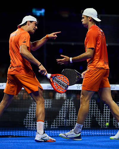 Juan Lebrón y Leandro Augsburger en acción durante las finales del 2026 Cancún Premier Padel P2 en México, capturando la electrizante energía de los emocionantes eventos deportivos de Red Bull
