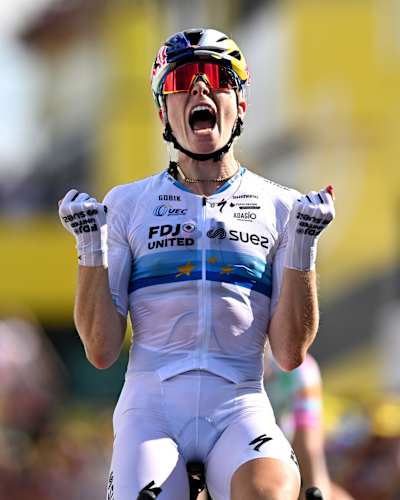 Demi Vollering z drużyny FDJ United-SUEZ świętuje zwycięstwo w 5. etapie Tour de France Femmes 2026 na mecie w Belleville-en-Beaujolais we Francji.
