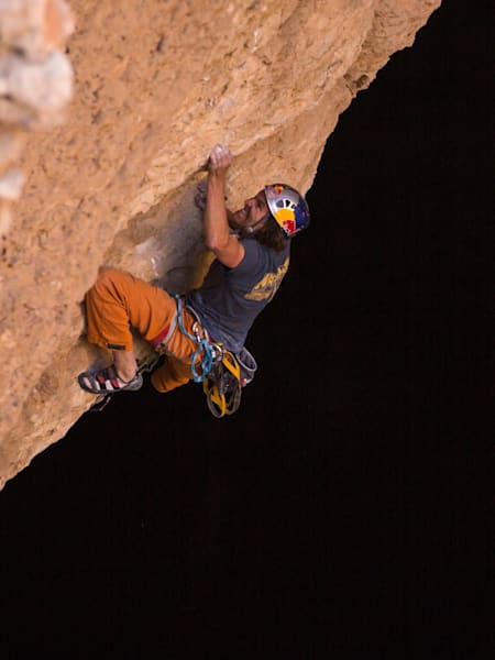Stefan Glowacz klettert während einer Expedition im Oman.