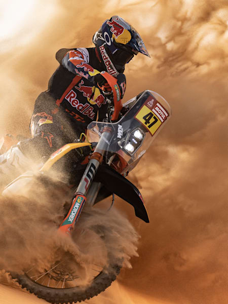 Kevin Benavides, pilota del Red Bull KTM Factory Racing, in azione durante i test svolti a Merzougha, in Marocco, in vista della Dakar 2023