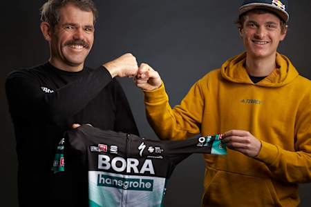 Anton Palzer, rechts, mit Red Bull-Cap beim Teamshooting mit BORA hansgrohe Team-Manager Ralph Denk.