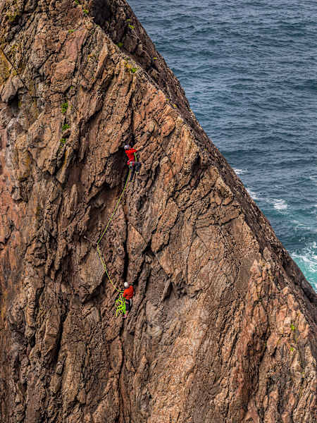 Will Gadd escaladează structurile stâncoase de mare din Irlanda