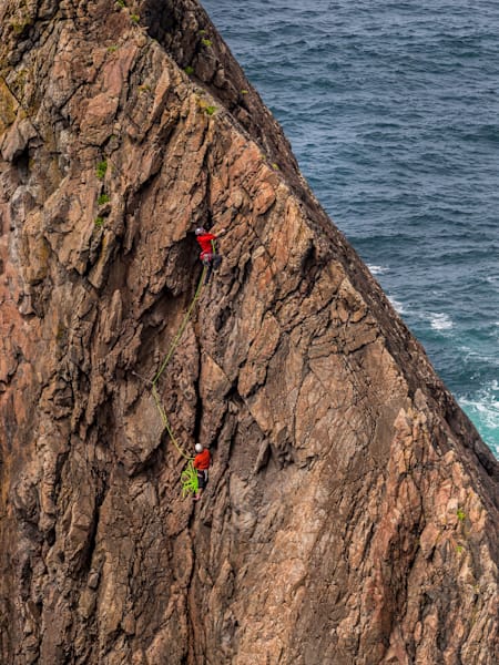 Will Gadd escaladează structurile stâncoase de mare din Irlanda