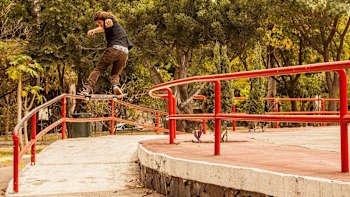 Carlos Neira hace skate por unos pasamanos en Guadalajara, México.