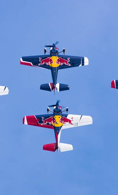 Akrobatický tým Flying Bulls Aeruobatics Team v akci - Flying Bulls Duo a jejich letecký manévr.