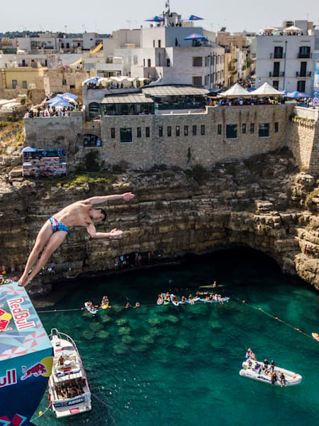 Aidan Heslop durante la Red Bull Cliff Diving World Series a Polignano