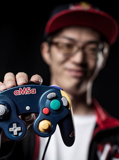 ゲーム環境良くしよう スマブラdx プロ Amsaのプレイを支える仕事道具 ゲーム部屋 レッドブル