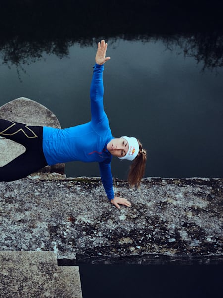 Ida Mathilde laver styrektræningsøvelse ved vandet