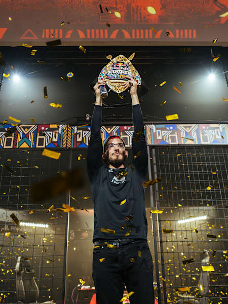Adel 'Big Bird' Anouche levanta el trofeo en Red Bull Kumite en el Rembrandt Hall de la Universidad de Pretoria, Pretoria, Sudáfrica, el 2 de julio de 2023