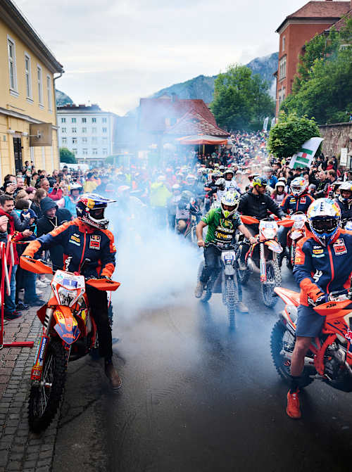 Dynamiczna scena uchwyciła Manuela Lettenbichlera i Josepa Garcię podczas Red Bull Erzbergrodeo 2024 w Eisenerz w Austrii, ekscytujących tłum wśród ryczących motocykli i energii napędzanej adrenaliną.