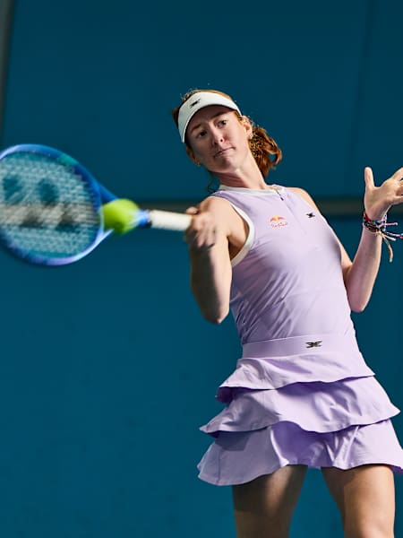 Maya Joint joue au tennis à Sydney, Australie.