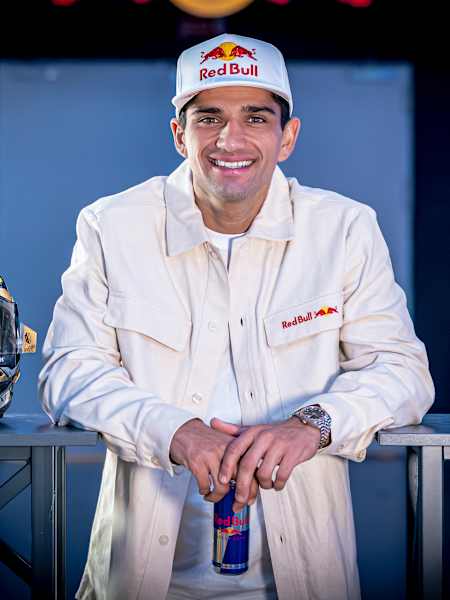 MotoGP-Weltmeister Jorge Martín posiert bei einem Fotoshooting, November 2024.