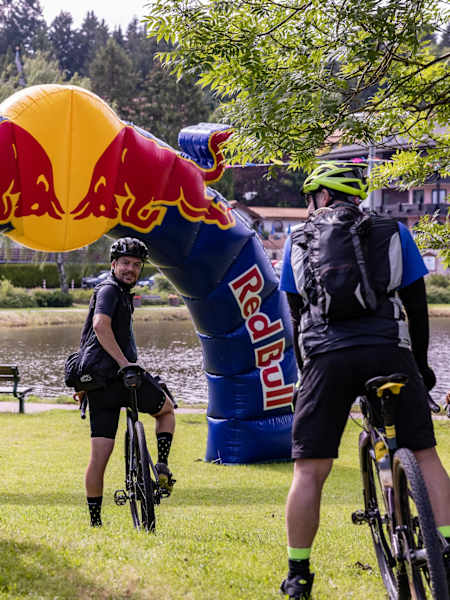 Teilnehmer machen sich beim Teh Gravel Fest im Harz bereit für eine Tour mit dem Gravel Bike.