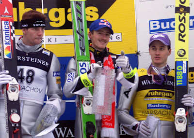 Podium PŚ w skokach narciarskich w Harrachovie 2001: Janne Ahonen, Adam Małysz, Martin Schmitt
