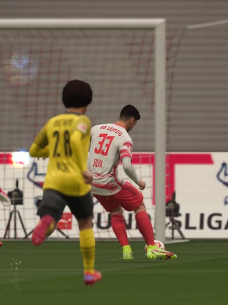 Ein RB Leipzig-Spieler in FIFA 22 bei einem Schuss.