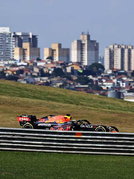 Max Verstappen pilote sa monoplace de Formule 1 sur le circuit d’Interlagos, lors du Grand Prix du Brésil 2021.