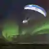 Horacio Llorens dançando com a Aurora Boreal