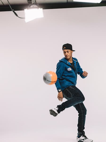 Neymar Jr mostrando sus habilidades con el balón