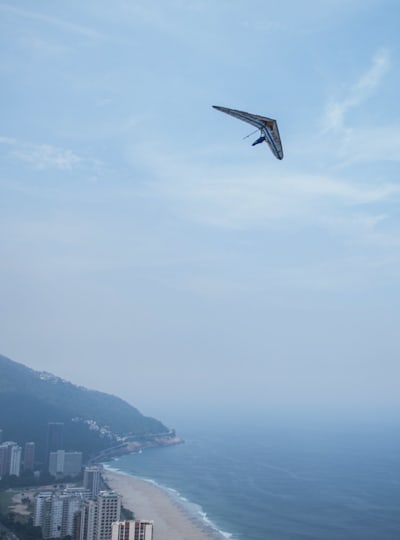 Drachenflug-Weltmeisterin Corinna Schwiegershausen hoch über Brasiliens Rio de Janeiro.