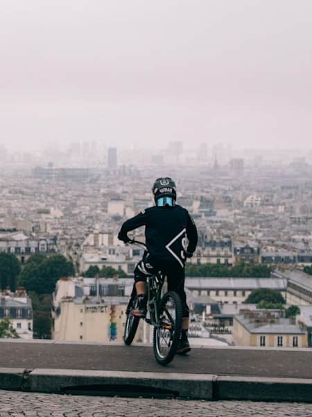 Les rues de Montmartre en VTT avec William Robert Video