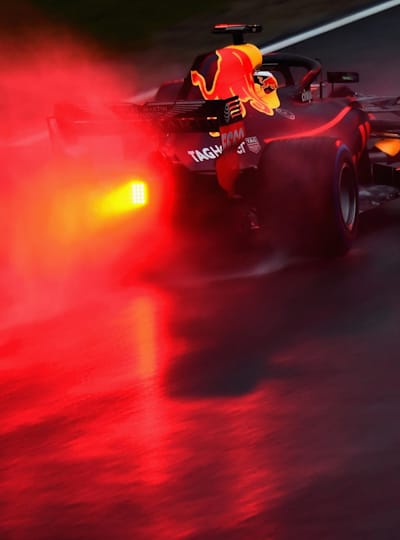 Daniel Ricciardo in der Gischt von Barcelona
