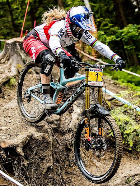 Voici les conseils VTT descente pour améliorer votre technique des champions Rachel et Gee Atherton.