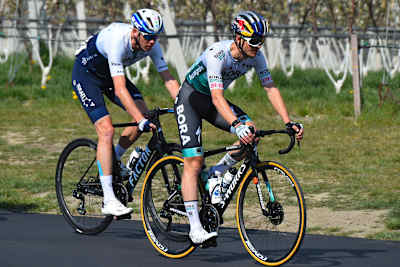 Anton Palzer court aux côtés de son collègue cycliste professionnel Chris Froome.