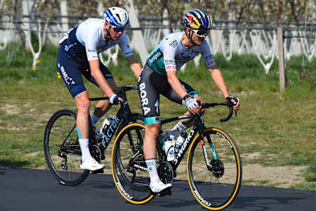 Anton Palzer fährt vor Chris Froome.